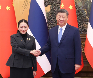 习近平会见泰国总理