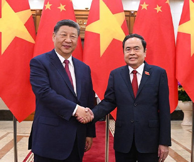 习近平抵达河内对越南进行国事访问