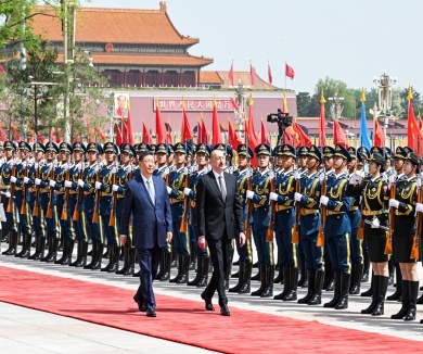 习近平举行仪式欢迎阿塞拜疆总统访华