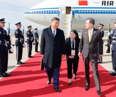 习近平抵达韩国出席亚太经合组织第三十二次领导人非正式会议
