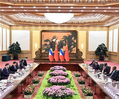 习近平会见安提瓜和巴布达总理