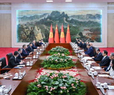 习近平会见吉尔吉斯斯坦总统