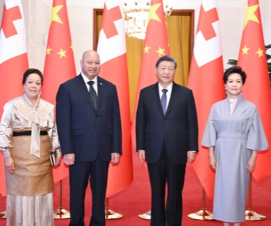习近平会见汤加国王