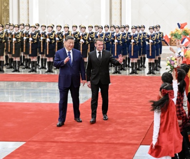 习近平举行仪式欢迎法国总统访华