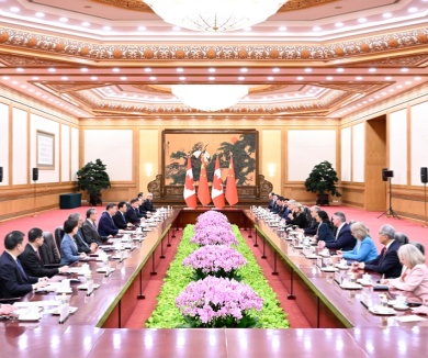 习近平会见加拿大总理