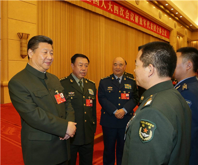 习近平致敬军人